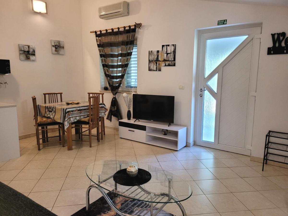 Apartman Dora Pula Bagian luar foto