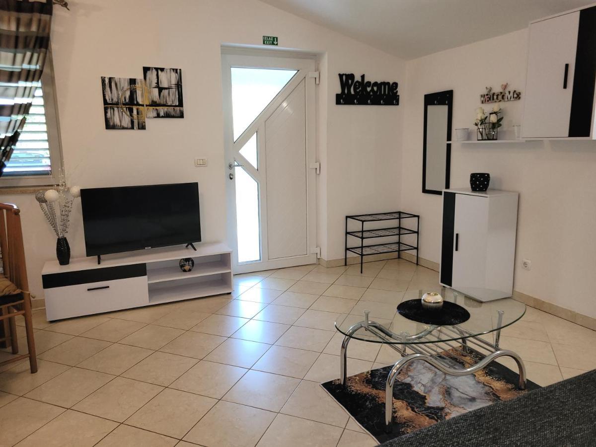 Apartman Dora Pula Bagian luar foto